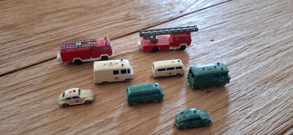 N-spoor // Wiking auto's hulpdiensten 8x, Hobby en Vrije tijd, Modeltreinen | N-Spoor, Ophalen of Verzenden, Zo goed als nieuw