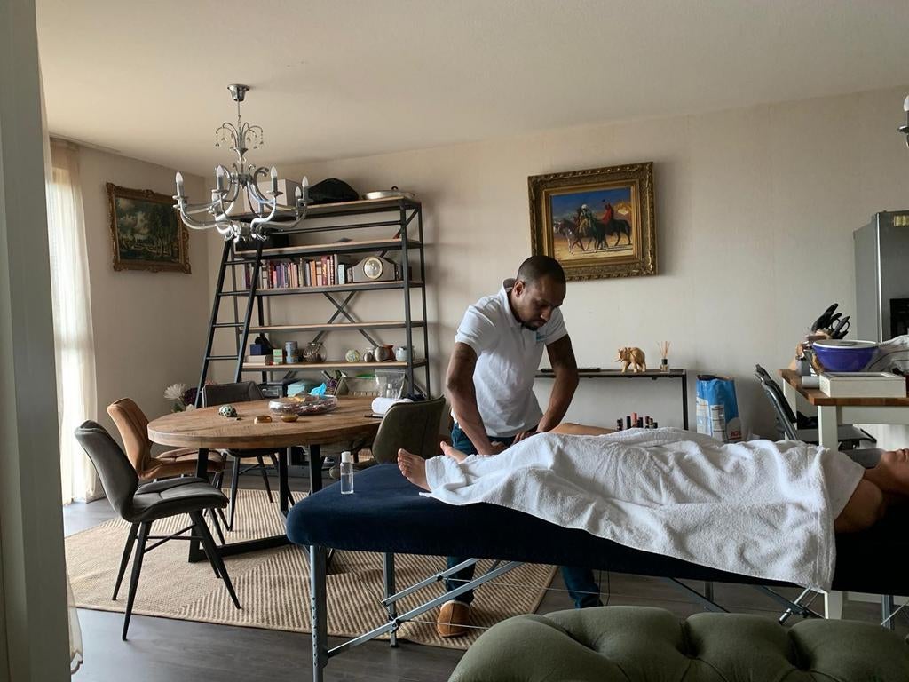 Boek een massage aan huis.Zie mijn massagevideo op website!, Stoelmassage