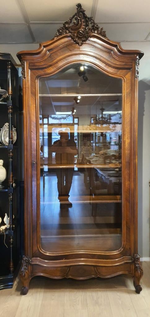 Elegante vitrinekast in de Louis XV-stijl., Ophalen