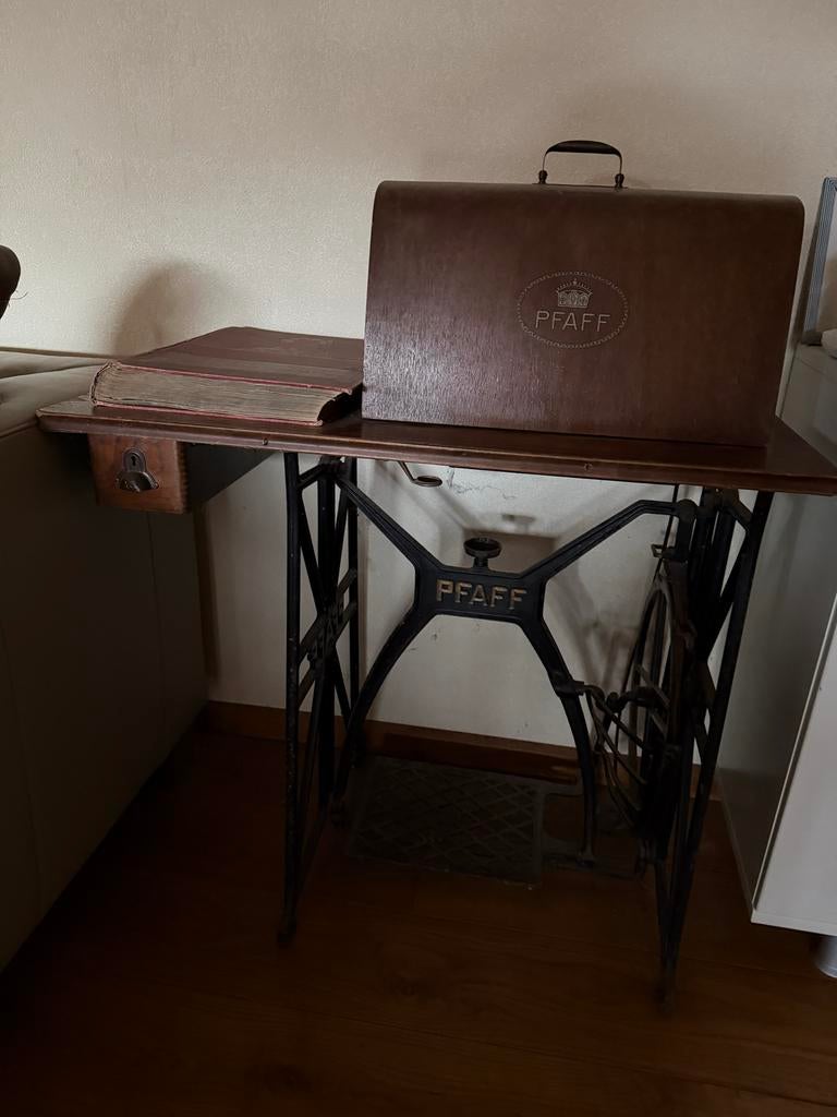 Antieke Pfaff Naaimachine met Tafel, Ophalen
