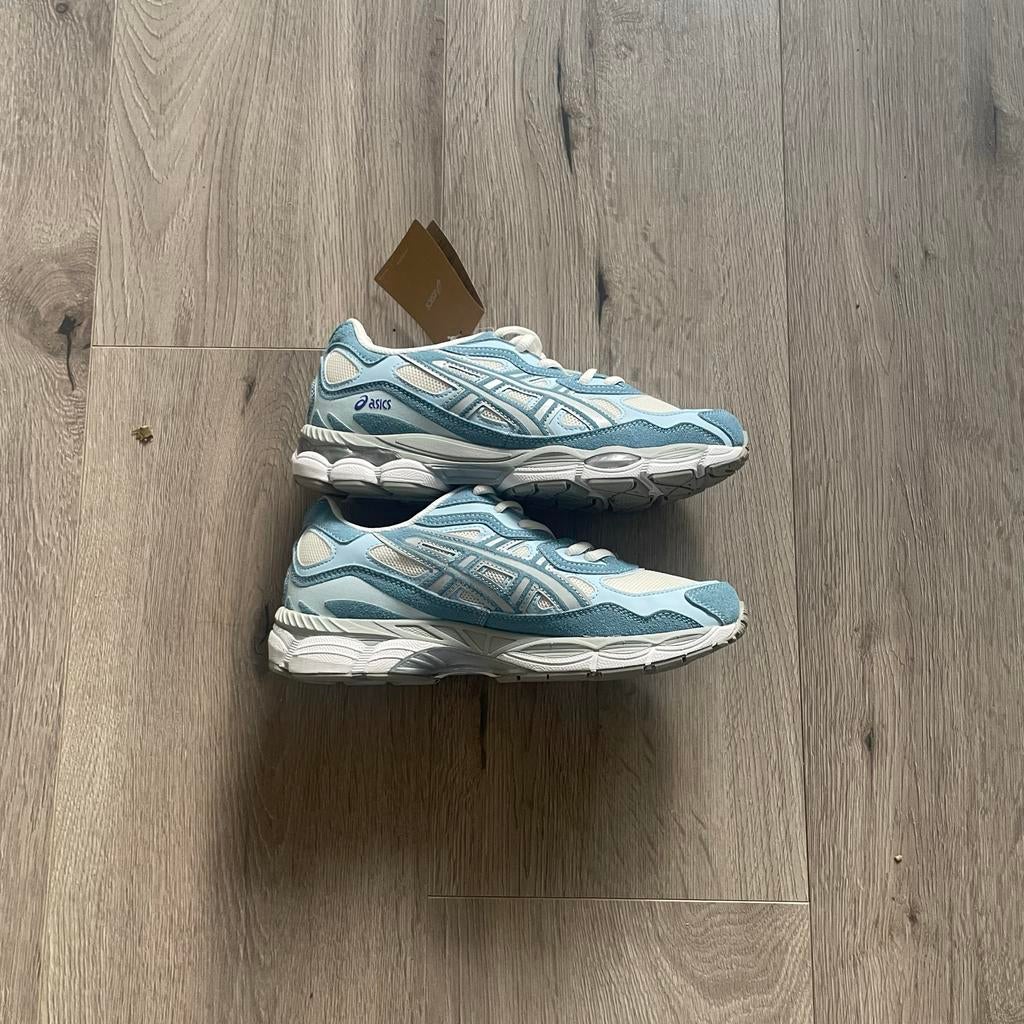 Asics GEL-NYC Blauw Wit - Maat 43, Sport en Fitness, Loopsport en Atletiek, Ophalen of Verzenden, Nieuw