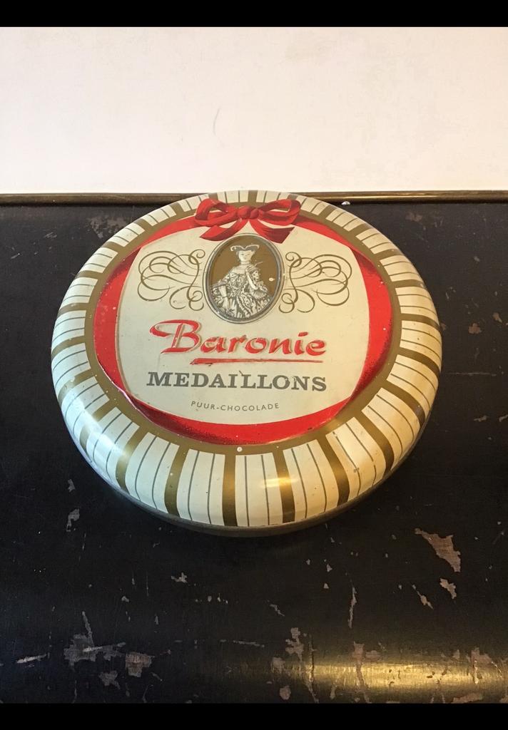 Klein oud blikje v Baronie pure chocolade medaillons 11,3 cm, Ophalen of Verzenden, Zo goed als nieuw, Overige merken