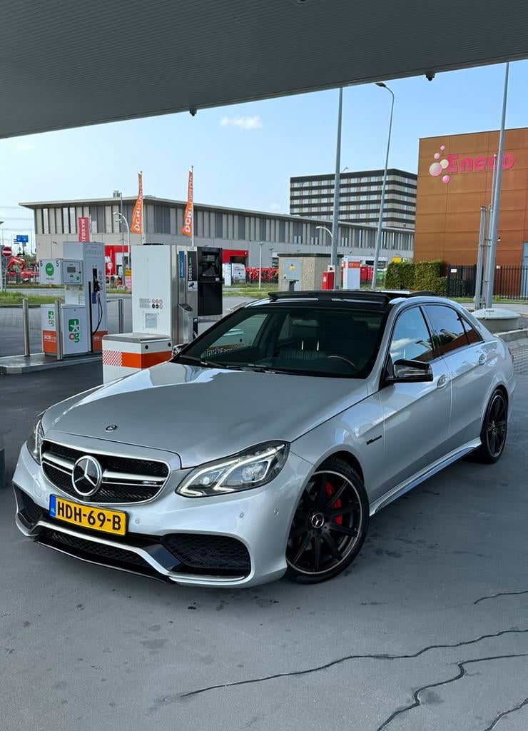 Mercedes Benz E500 4.7 V8 BITURBO 520PK 870NM KOPPEL, Auto's, Mercedes-Benz, Euro 5, Achterwielaandrijving, 520 pk, Leder