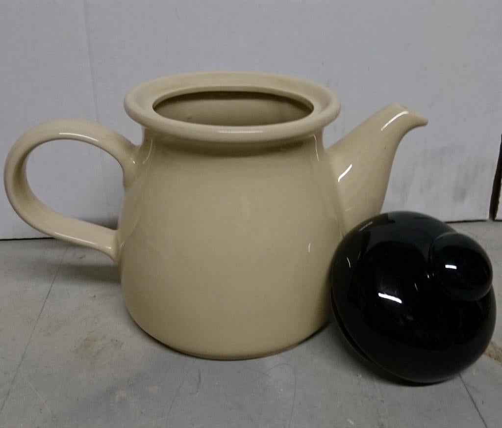 Theepot uit GDR/DDR tijd

Zwart/ Crème

Vintage CP Colditz, Antiek en Kunst, Antiek | Servies los, Ophalen