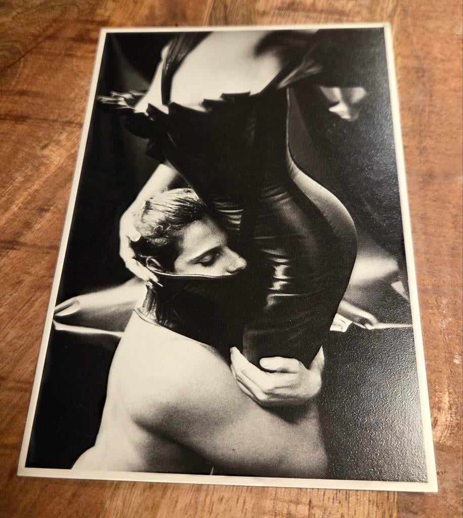 Kinky stel in latex pakje - Marlo Broekmans, 1989, Verzamelen, Ansichtkaarten | Themakaarten, Ongelopen, 1980 tot heden, Overige thema's