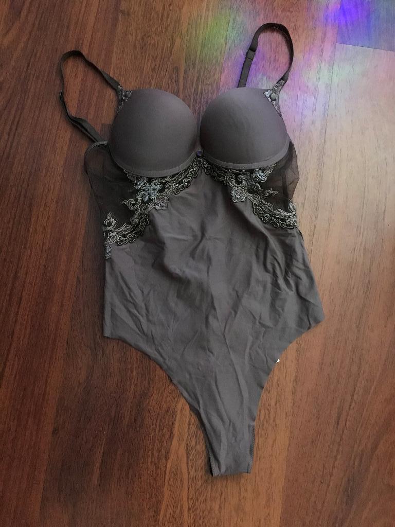 Nieuw - Millesia stijlvolle taupe stringbody naadloos - S, Kleding | Dames, Ondergoed en Lingerie, Millesia, Ophalen of Verzenden