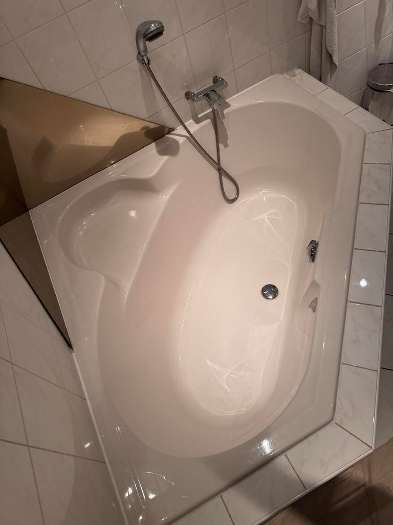 Mooi hoekbad, camee kleur, 2 persoons, Ophalen, Gebruikt, Met bad