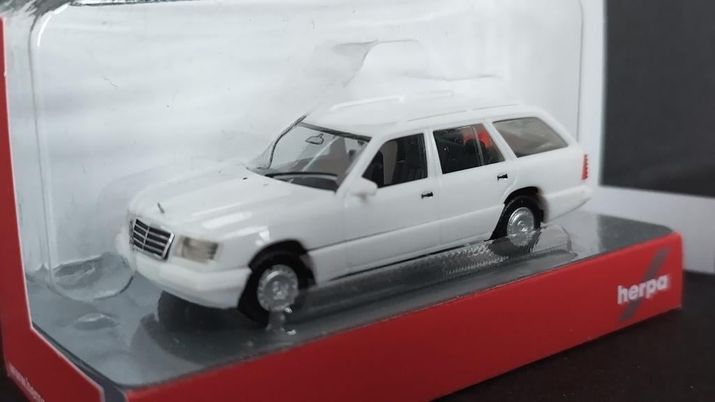 Mercedes Benz E 320 T w124 1:87 H0 Herpa Pol, Hobby en Vrije tijd, Modelauto's | 1:87, Leonrodstrasse 46 47 Dietenhoven, Auto