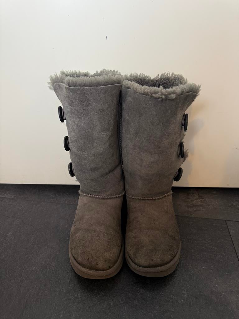 UGG Button Tall - Grijs - Maat 36, Kleding | Dames, Schoenen, Gedragen, Hoge laarzen, Grijs, Ophalen of Verzenden