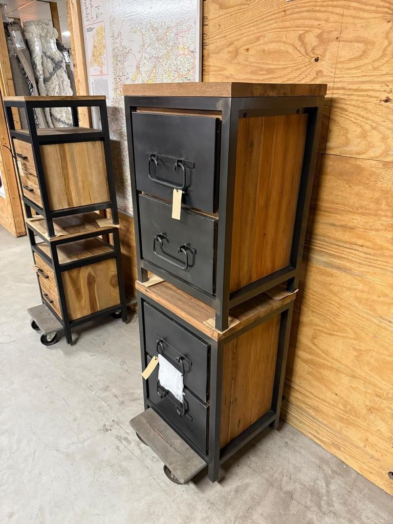 Nachtkast teak eenmalig €198,- per stuk, Ophalen, Nieuw, 65 cm of meer, 70 cm of meer