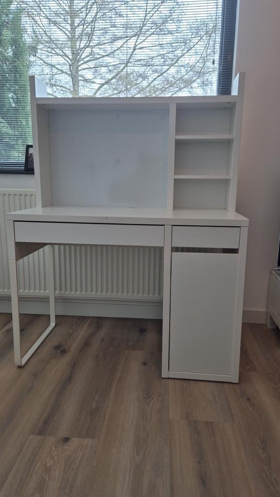 Mooi wit IKEA bureau met opzetstuk en lades, Huis en Inrichting, Bureaus, Spaanplaat of MDF, Zo goed als nieuw, IKEA, Computerbureau