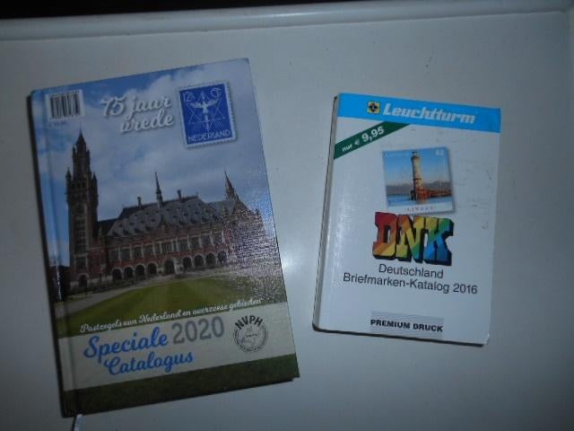 2 Catalogussen  Nederland 2020 en Duitsland 2016, Ophalen of Verzenden, Catalogus