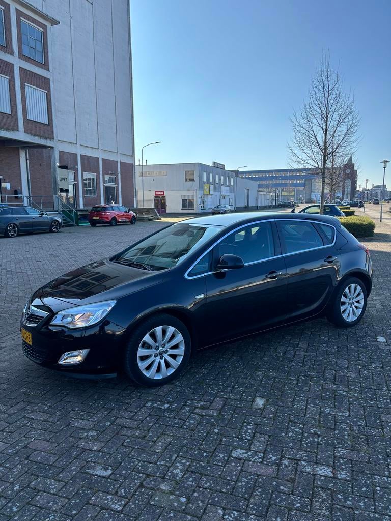 Opel Astra 1.6 Ecotec 85KW 5-D AUT 2011 Zwart, Auto's, 680 kg, 4 cilinders, Leder en Stof, Zwart