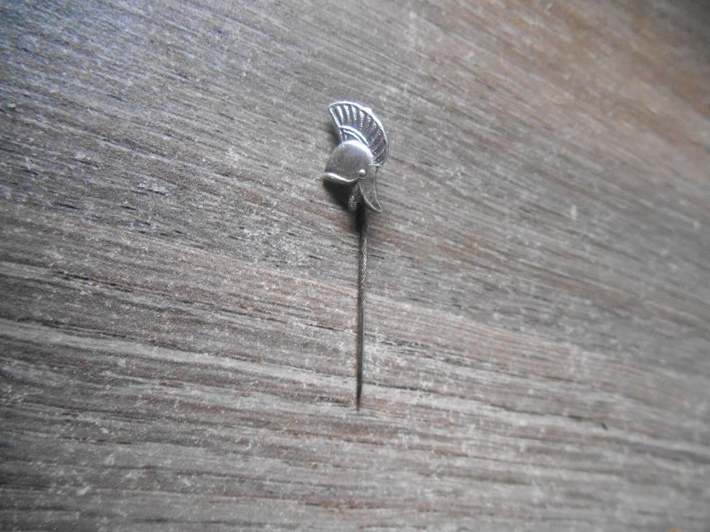 Genietroepen helm insigne Knil, Ophalen of Verzenden, Landmacht, Nederland, Overige typen