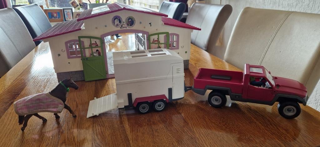 Grote Schleich paardenstal met auto, trailer en paard, Ophalen of Verzenden, Zo goed als nieuw, Meisje