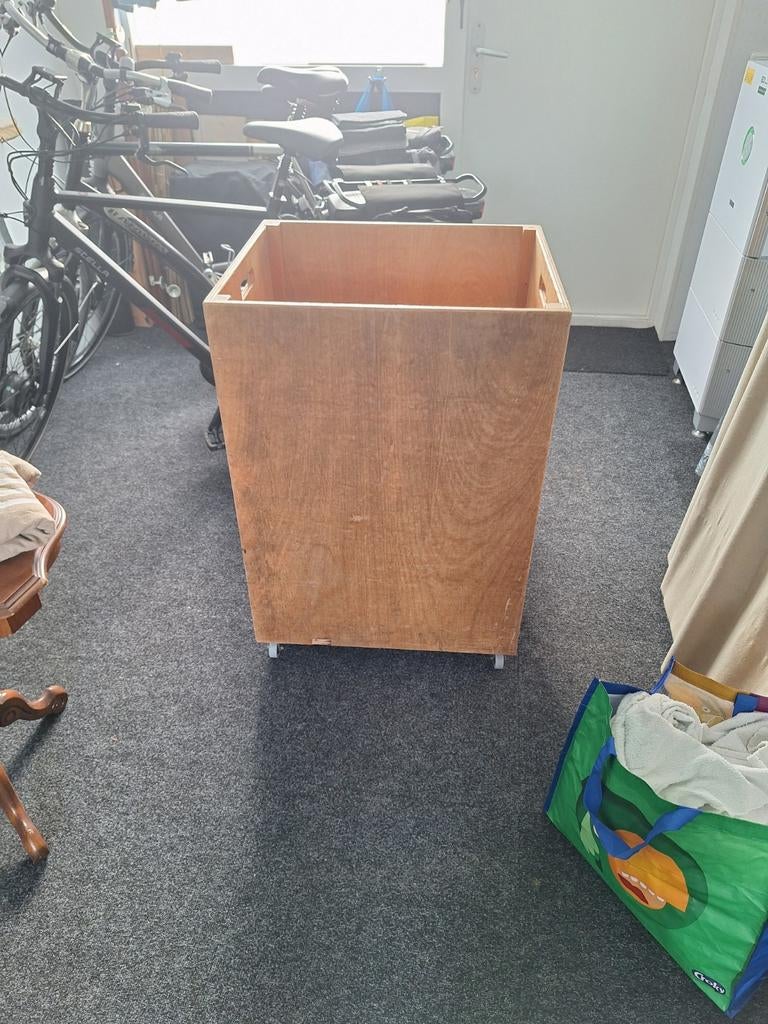 Verrijdbare kist 80 hoog 50 diep 60 breed, Ophalen