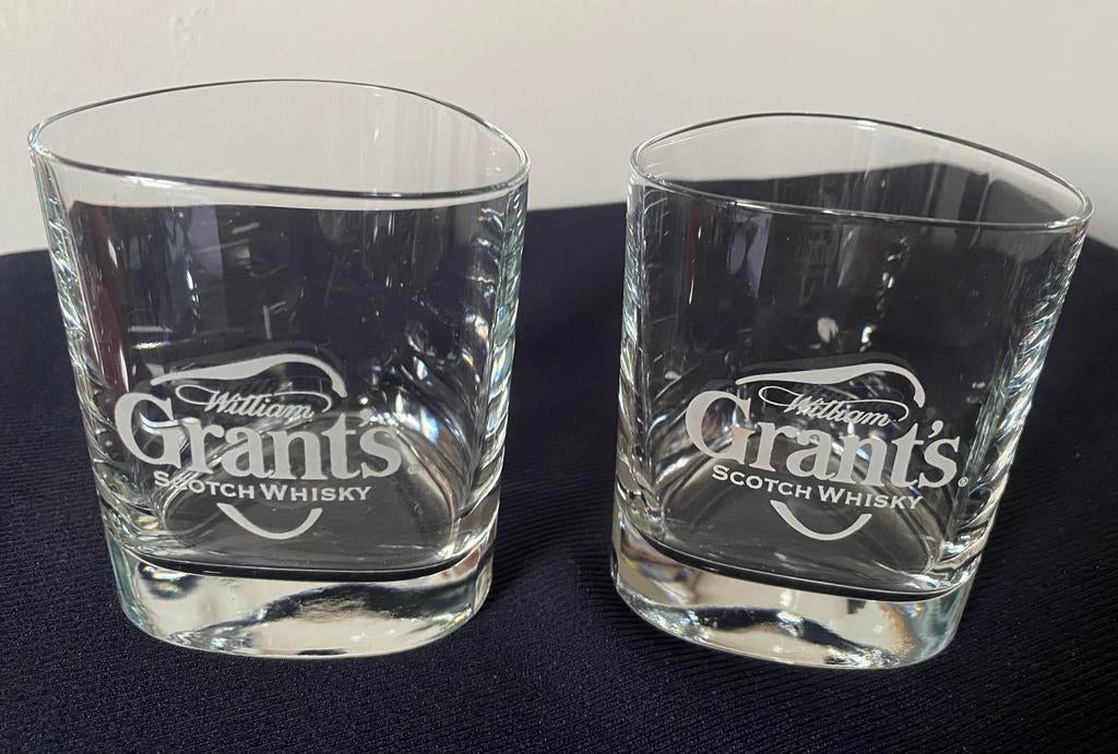 2 William’s Grant’s scotch whisky glazen. Hoogte 9 cm., Ophalen of Verzenden, Zo goed als nieuw, Borrel- of Shotglas