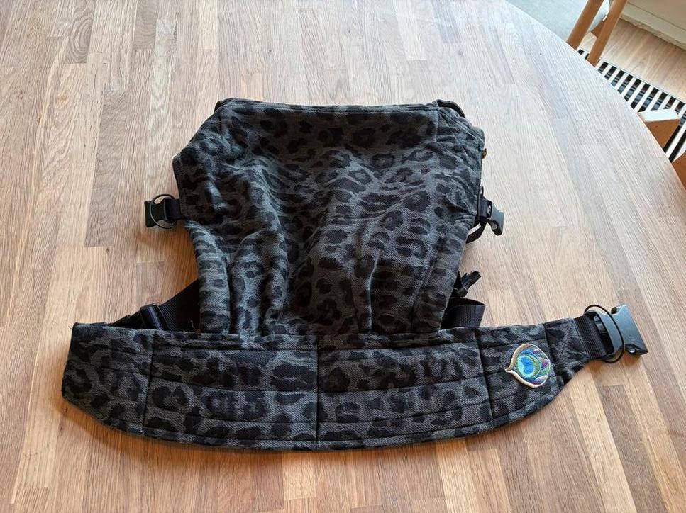 Artipoppe Draagzak Leopard Print, Buik of Rug, Zo goed als nieuw, Draagzak, Ophalen