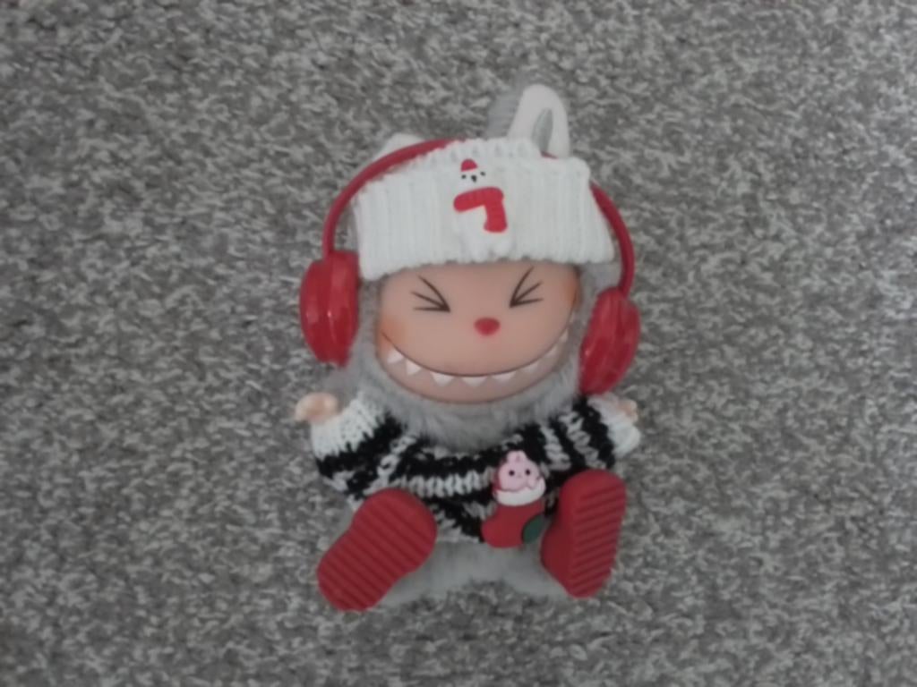 Labubu figuur met koptelefoon en kersttrui, Ophalen of Verzenden, Zo goed als nieuw