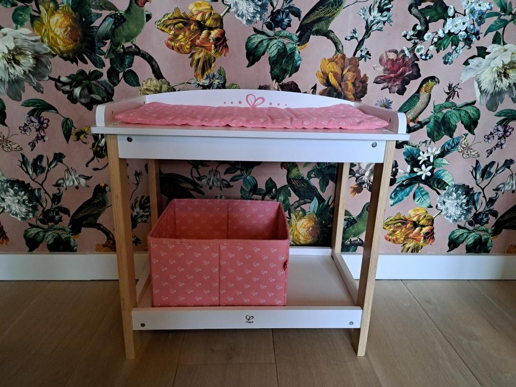 Hape poppencommode met mandje en aankleeddekje, Ophalen, Zo goed als nieuw, Babypop