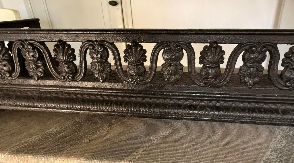 Antiek zwart gietijzeren haardrooster/-hek, Ophalen