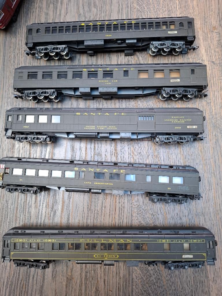 5 delige santa fee set, Hobby en Vrije tijd, Modeltreinen | H0, Overige merken, Wisselstroom, Ophalen of Verzenden, Gebruikt