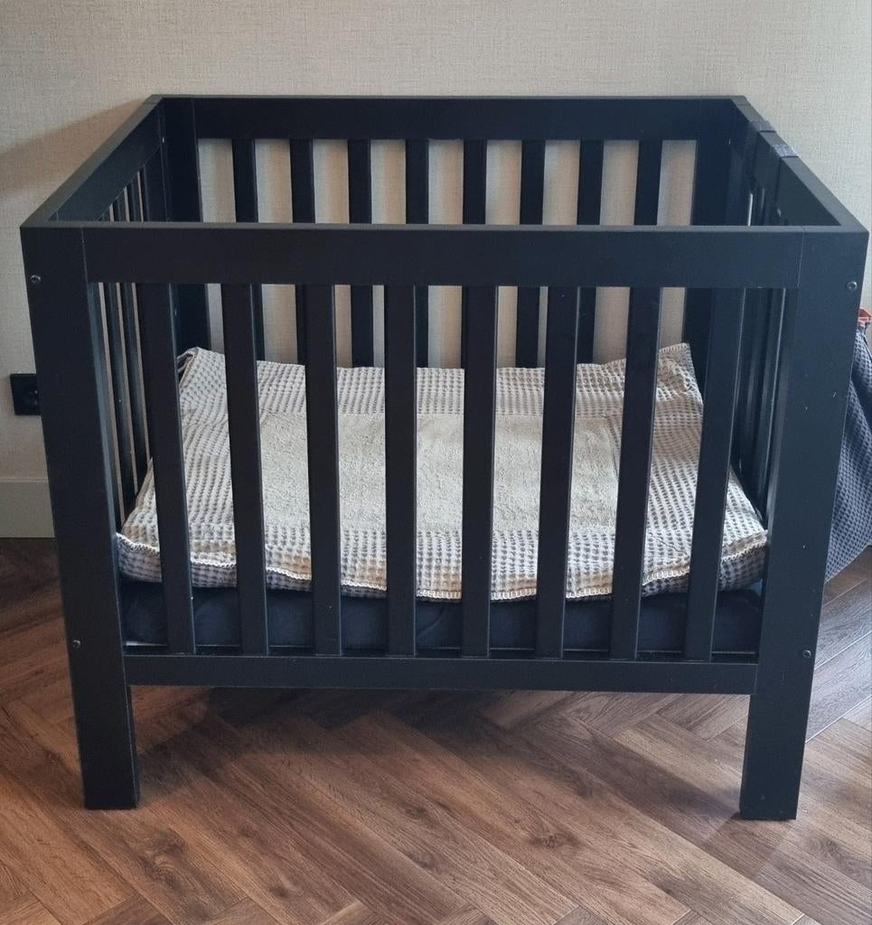 Zwarte speelbox incl. matras, hoes, boxkleed en speelgoedzak, Kinderen en Baby's, Boxen, Ophalen, Zo goed als nieuw, Rechthoekig