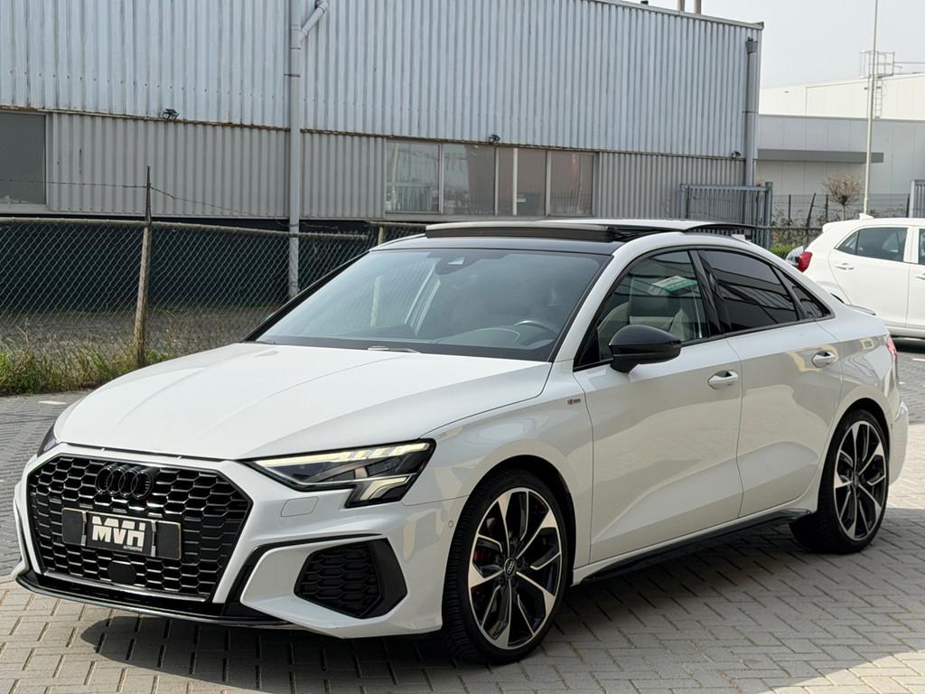 Audi A3 Limousine 35 TFSI Edition One - S-Line - Pano - Carp, 1498 cc, 4 cilinders, 150 pk, Wit