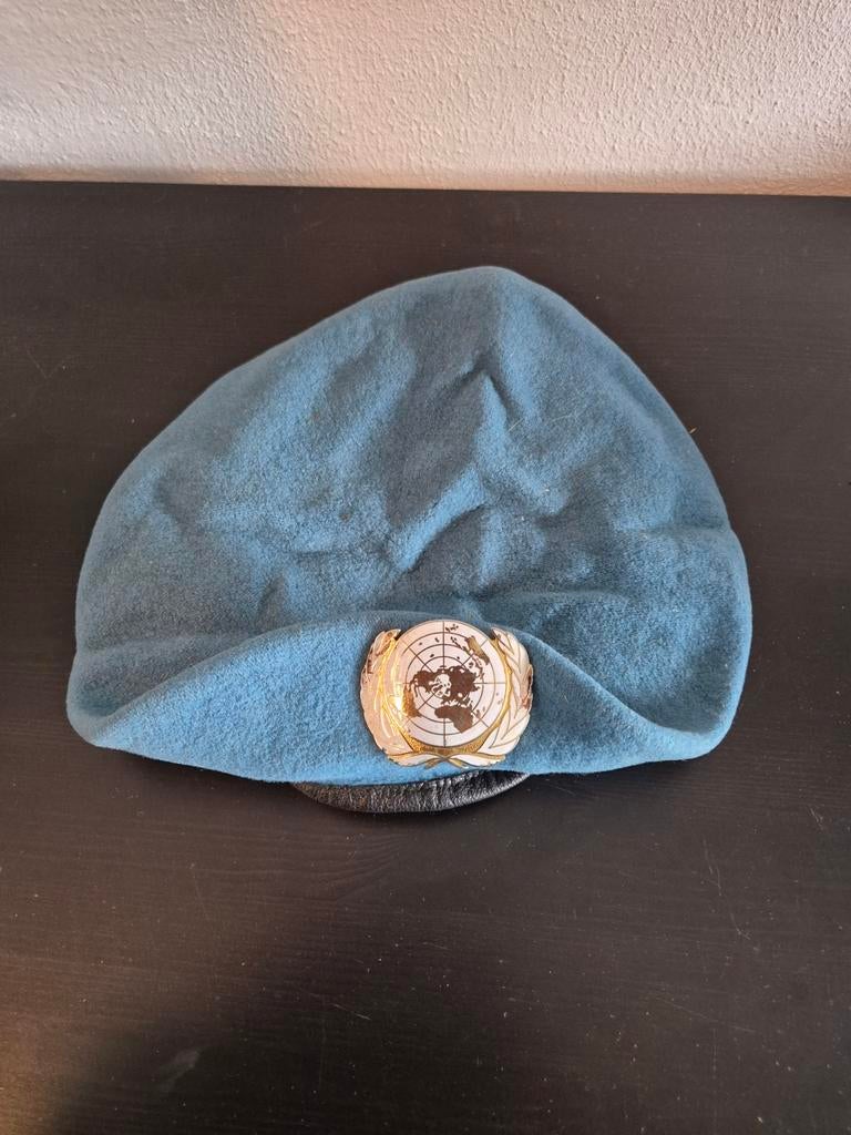 Blauwe VN Baret met Embleem - Origineel, Verzamelen, Ophalen of Verzenden, Overige soorten, Overige gebieden, Helm of Baret