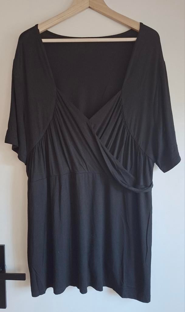 Zwarte top met V-hals en knoopdetail maat 52, Ophalen of Verzenden