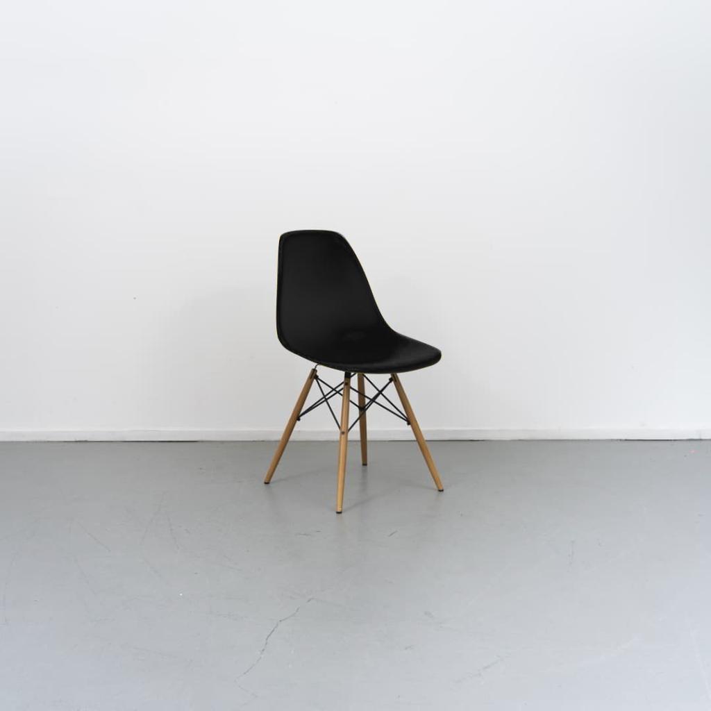 10x Vitra Eames DSW stoel Zwart - Essenhout, Huis en Inrichting, Stoelen, Niet ingevuld, Zwart, Niet ingevuld, Ophalen of Verzenden
