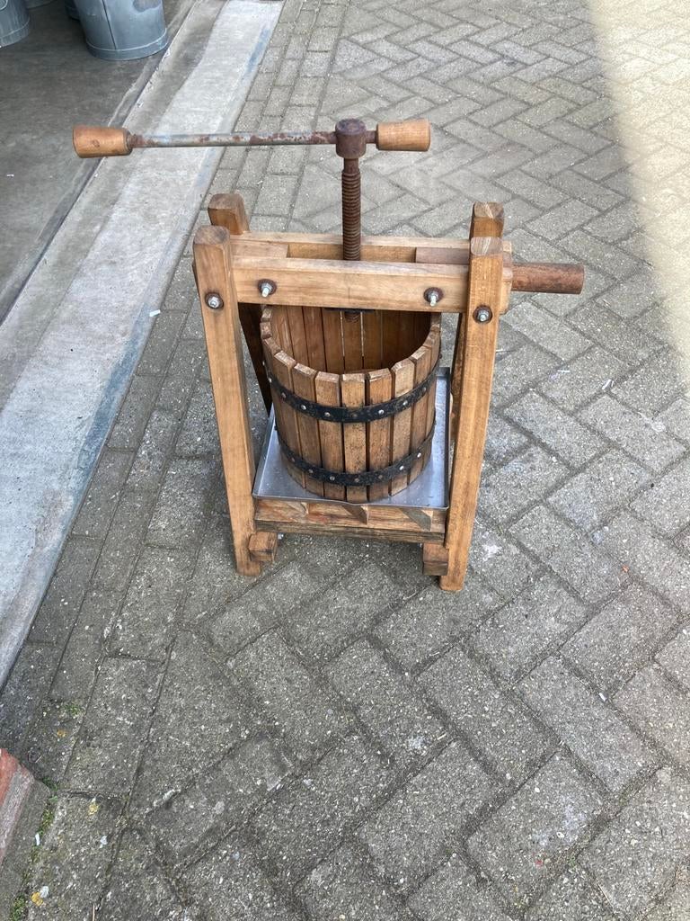 Mooie oude wijnpers, Ophalen