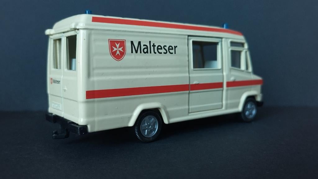 Mercedes Benz 809 d Malteser 1:55 Siku 2015 Werbe Pop, Schlittenbacherstrasse 60 Lüdenscheid Germany, Auto, Verzenden, Nieuw