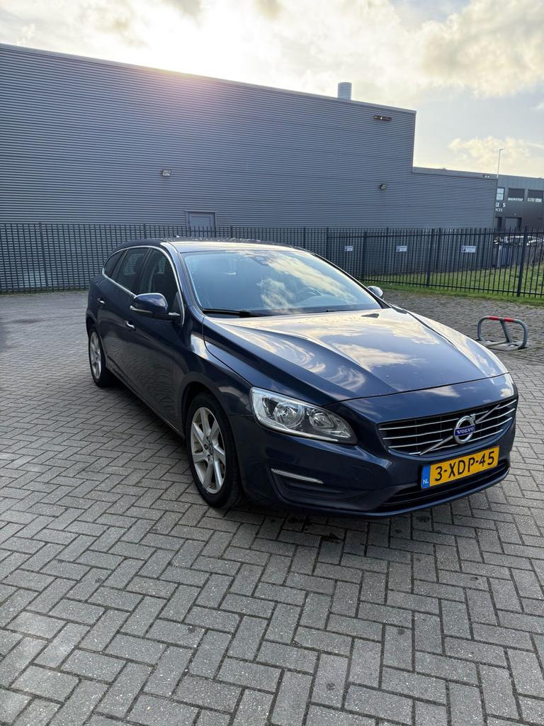 Volvo V60 D2 115pk Start/stop 2014 Blauw/NEW APK, Auto's, Voorwielaandrijving, 4 cilinders, Origineel Nederlands, 1560 cc