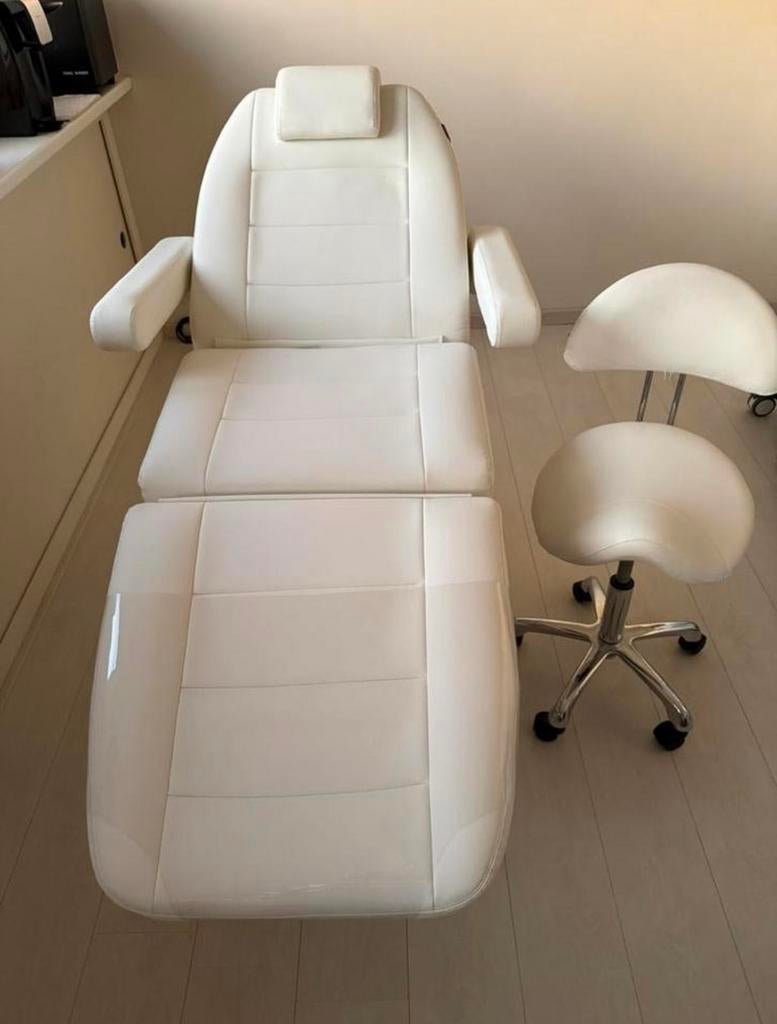 Behandelstoel elektrisch + tabouret NIEUWSTAAT, Ophalen, Zo goed als nieuw