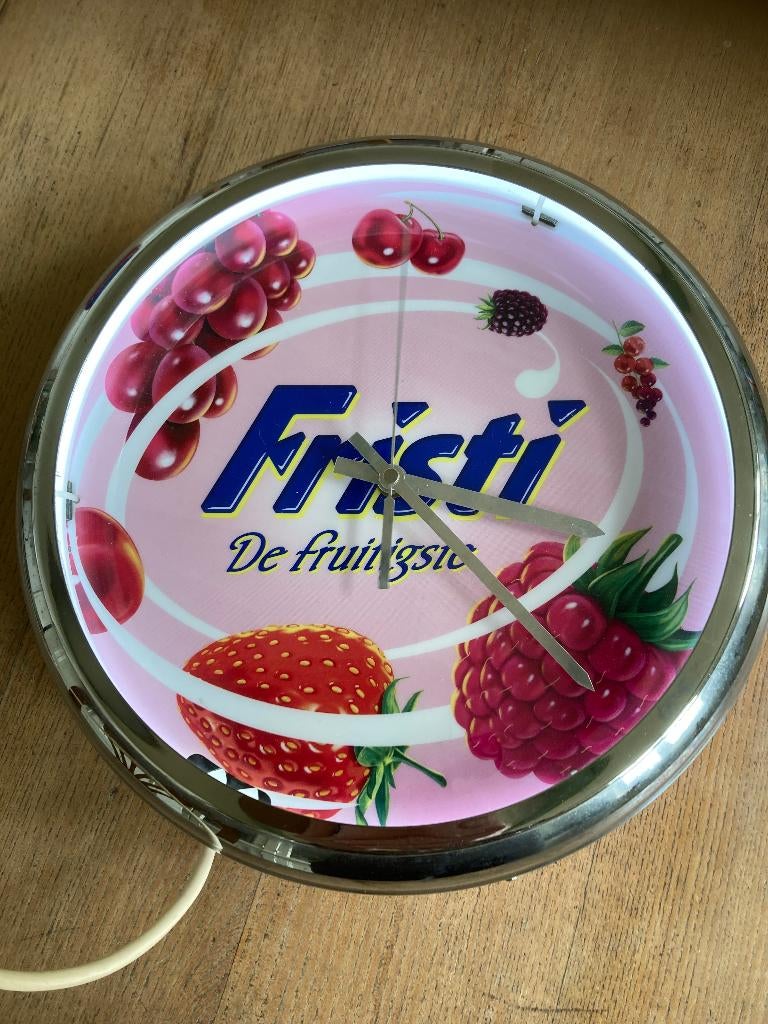 Gave jaren 70 Fristi klok met neonverlichting, Ophalen, Zo goed als nieuw, Analoog, Wandklok