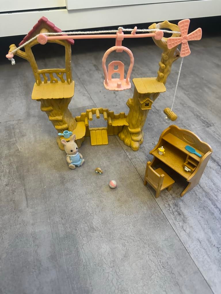 Sylvanian Families boomhut met konijn en accessoires, Ophalen of Verzenden, Zo goed als nieuw, Meisje