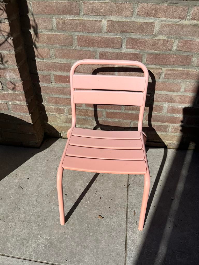 Roze metalen kinderstoeltje voor buiten, zithoogte 28cm, Huis en Inrichting, Stoelen, Ophalen, Gebruikt, Twee, Overige kleuren