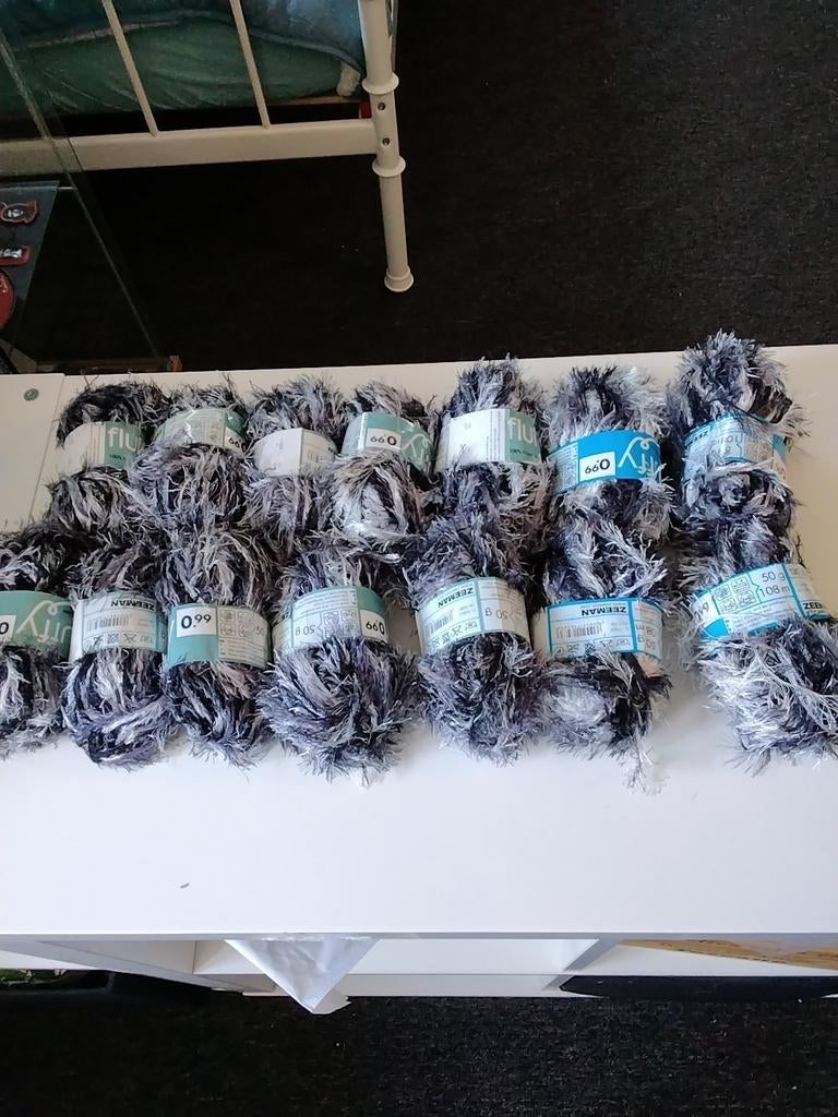 FLUFFY GAREN 14 BOLLETJES, Hobby en Vrije tijd, Breien en Haken, Ophalen of Verzenden, Nieuw, Breien of Haken, Wol of Garen