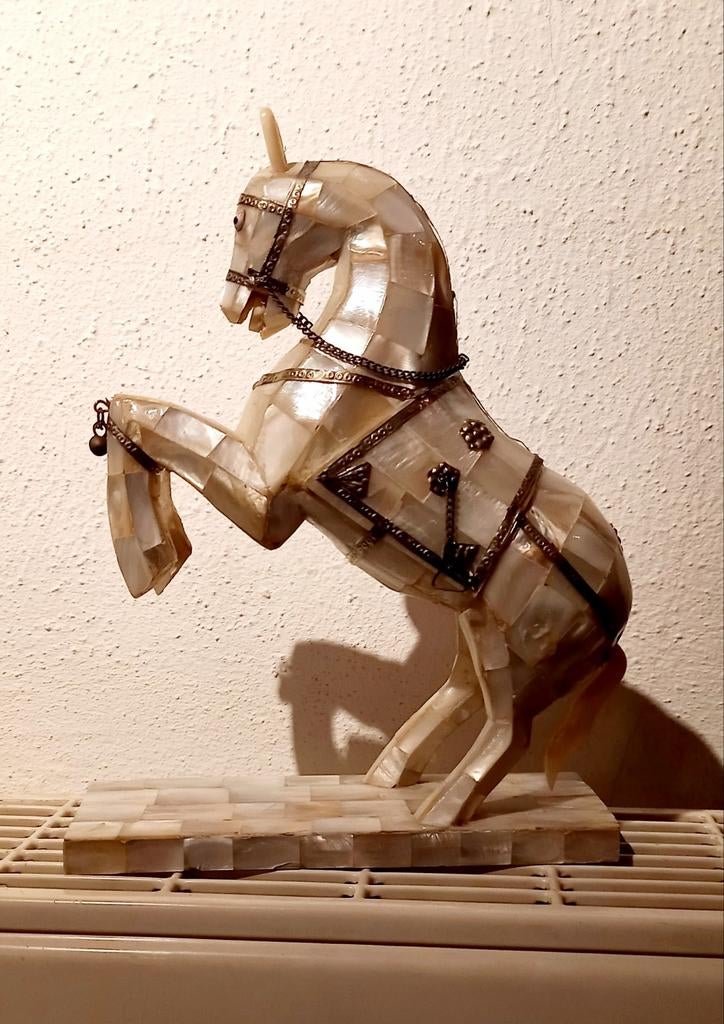 Antiek beeld van steigerend paard in parelmoer, Ophalen, Zo goed als nieuw, Dier