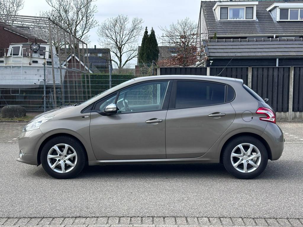 Peugeot 208 1.2 PureTech Style Pack 5DR*Navigatie*Cruise*Tre, Voorwielaandrijving, Gebruikt, 1199 cc, 82 pk