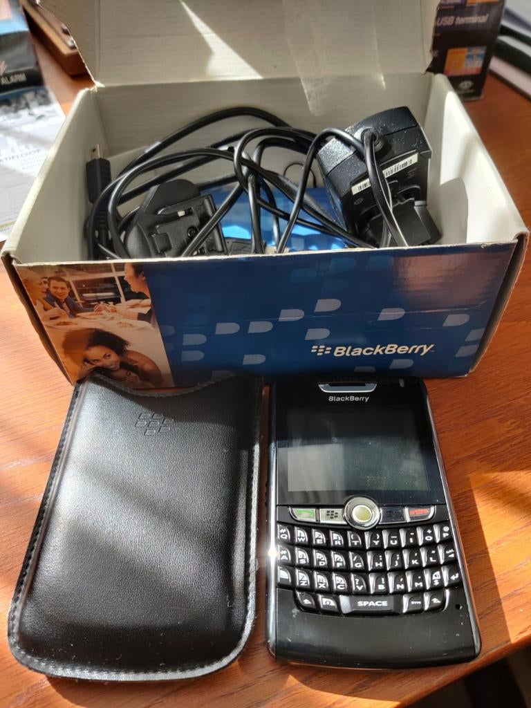 Nieuwe BlackBerry met hoesje en kabels, Telecommunicatie, Mobiele telefoons | Blackberry, Ophalen of Verzenden, Nieuw, Zonder abonnement