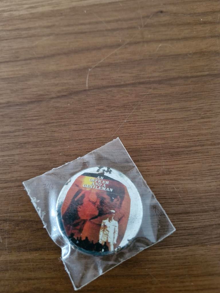 296 Button An Officer and a Gentleman, Ophalen of Verzenden, Overige onderwerpen