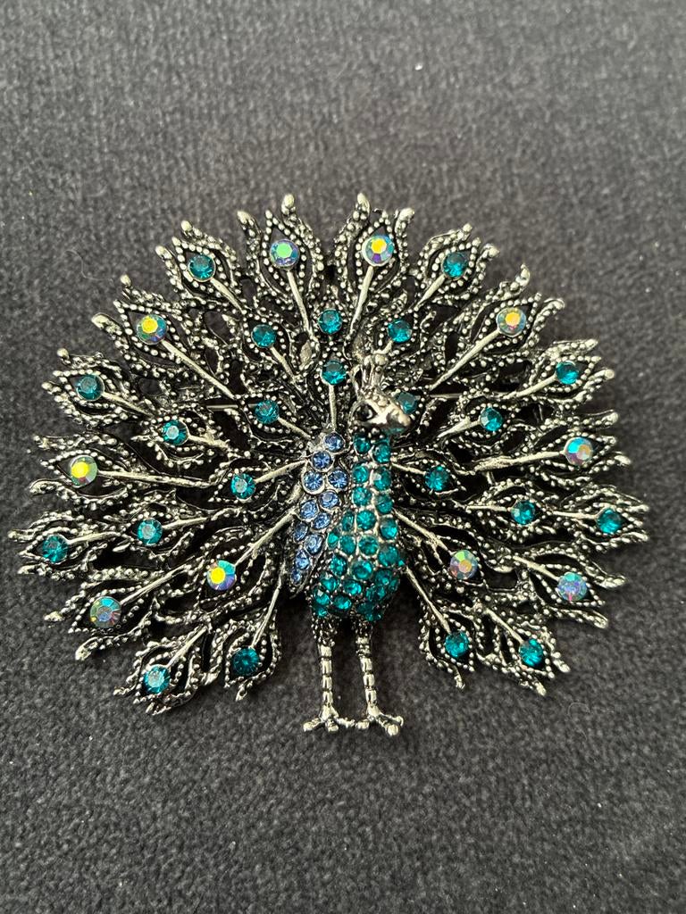 Pauwenbroche met blauwe en groene steentjes, Overige materialen, 4 tot 7 cm, Gebruikt, Ophalen of Verzenden