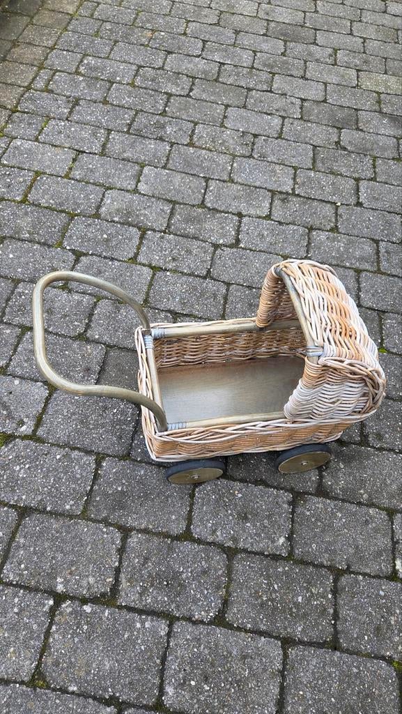 Rotan poppenwagen, Kinderen en Baby's, Speelgoed | Poppen, Ophalen, Babypop
