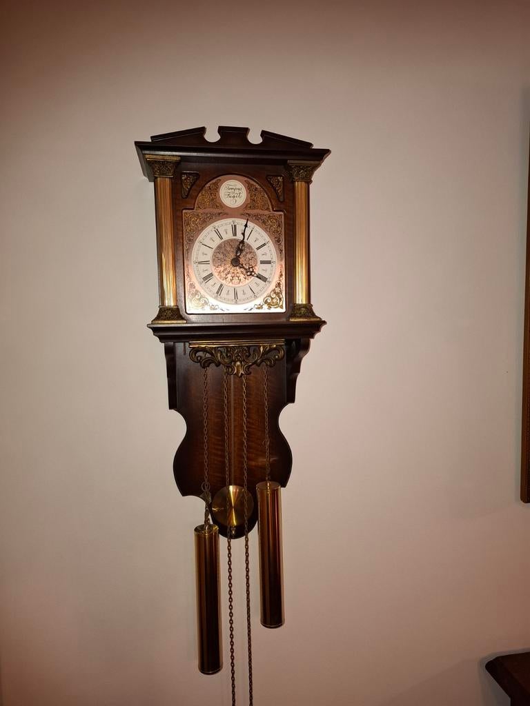 Wandklok met Tempus Fugit wijzerplaat, Antiek en Kunst, Ophalen of Verzenden