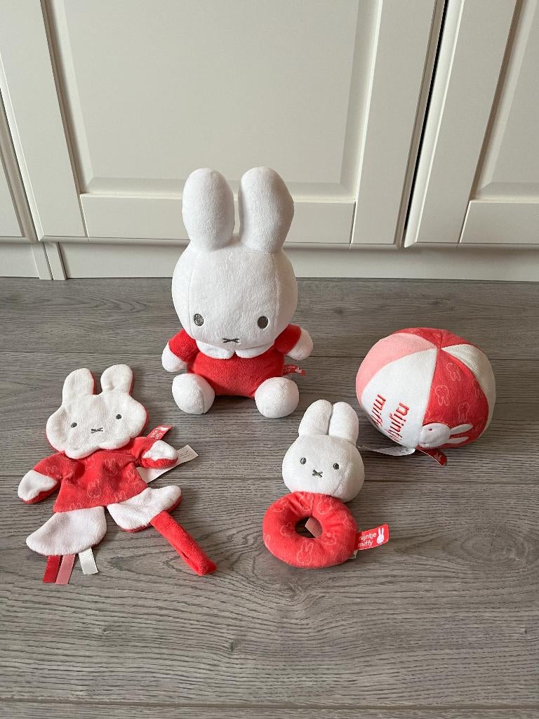 Nijntje-set in kleur fuchsia roze 4 stuks, Ophalen of Verzenden, Zo goed als nieuw, Konijn