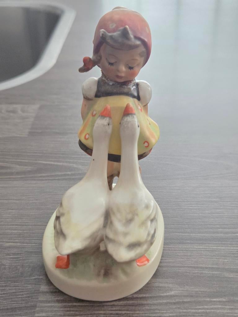 Hummel Goebel beeldje - Gans Meisje, Ophalen of Verzenden