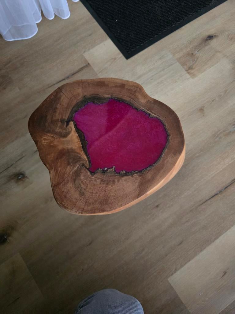 Boomstam tafeltje met epoxy - roze accent, Minder dan 55 cm, Gebruikt, Hout, Ophalen