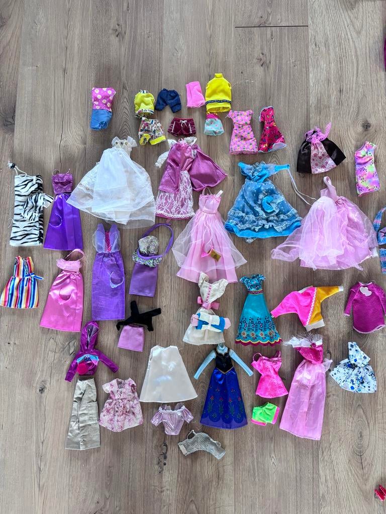 Barbie verzameling: accessoires, kleertjes, diertjes, meer!, Kinderen en Baby's, Speelgoed | Poppen, Ophalen of Verzenden, Gebruikt